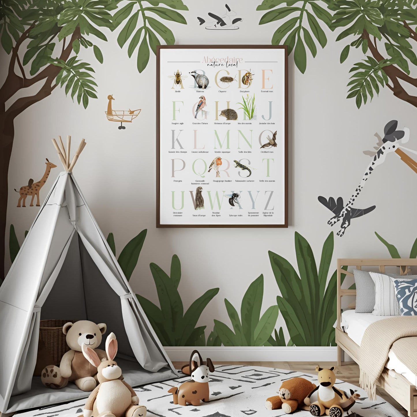 Illustration encadrée de l’abécédaire de la faune et de la flore présenté dans une chambre d’enfant, ambiance naturelle.
