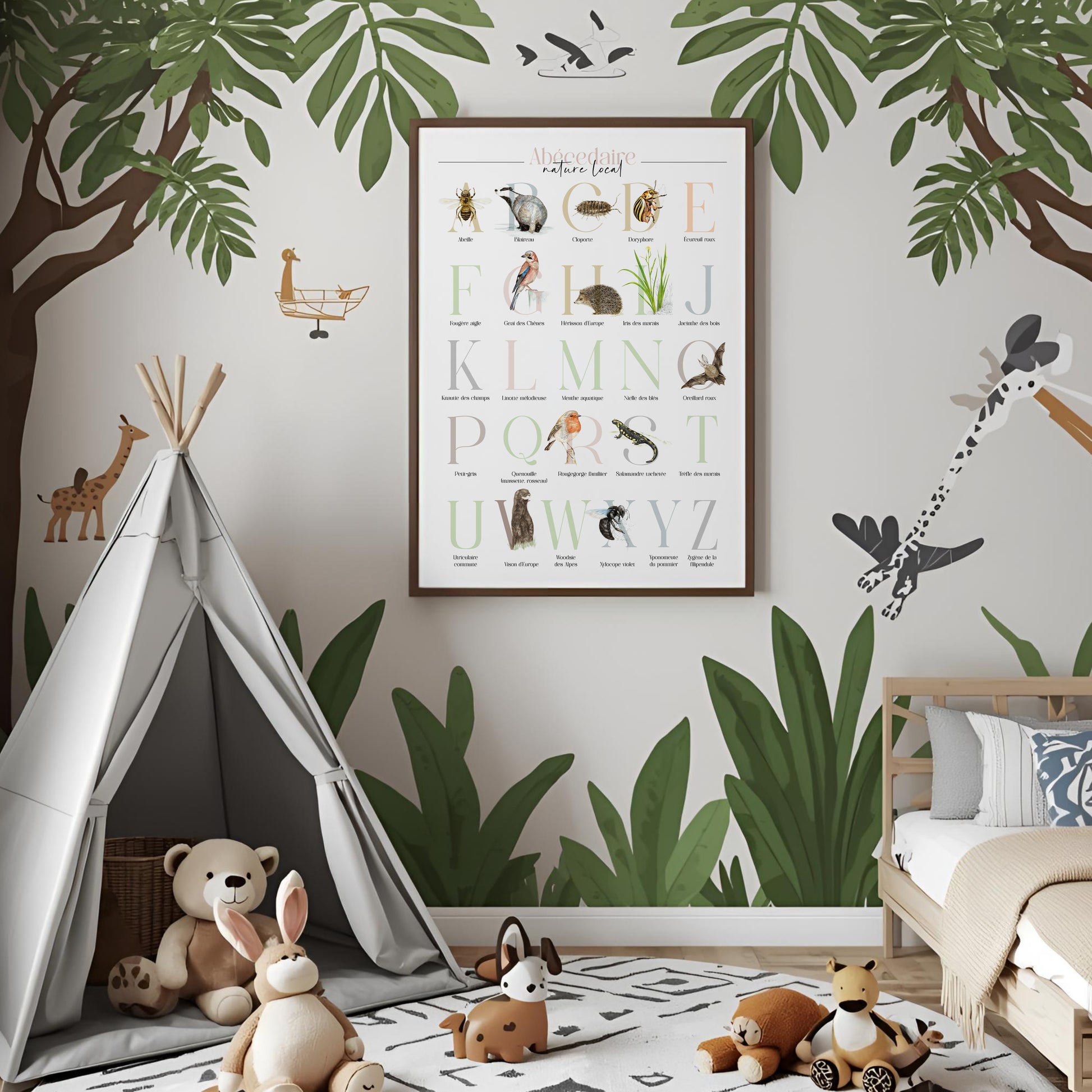 Illustration encadrée de l’abécédaire de la faune et de la flore présenté dans une chambre d’enfant, ambiance naturelle.
